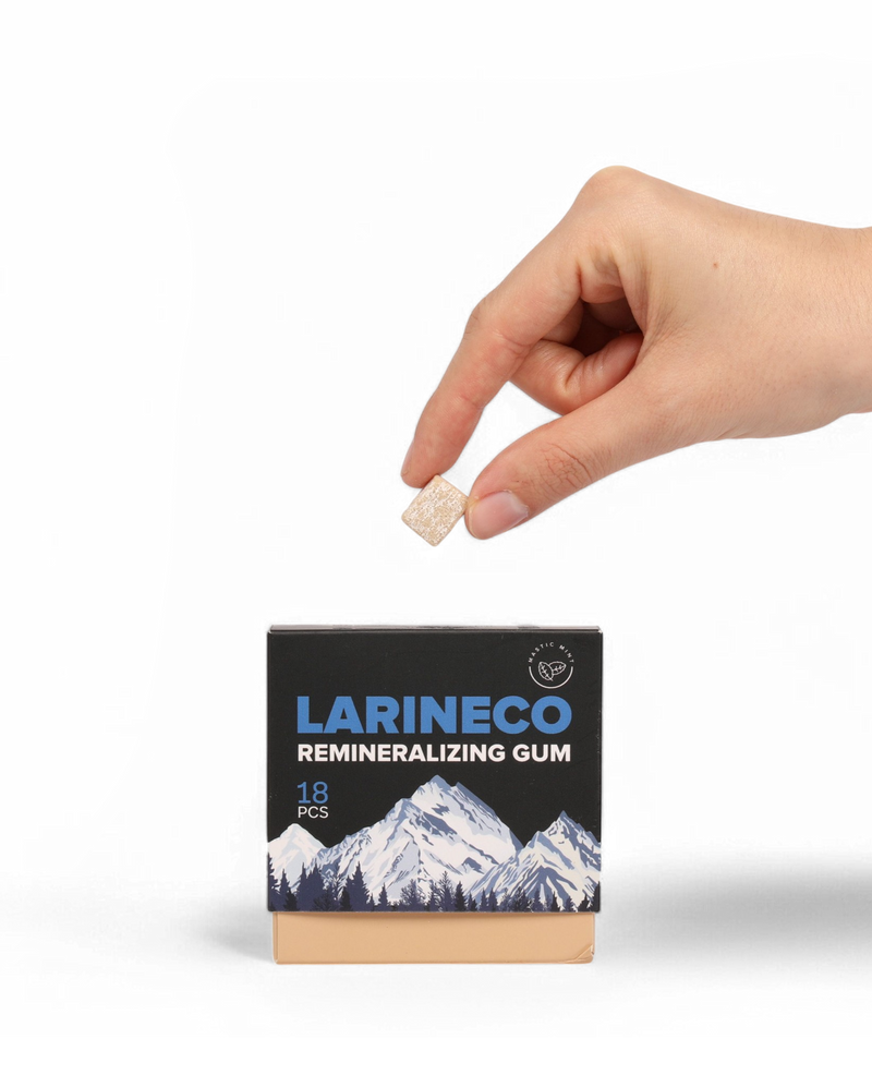 Larineco Remineralizing Gum being held above box